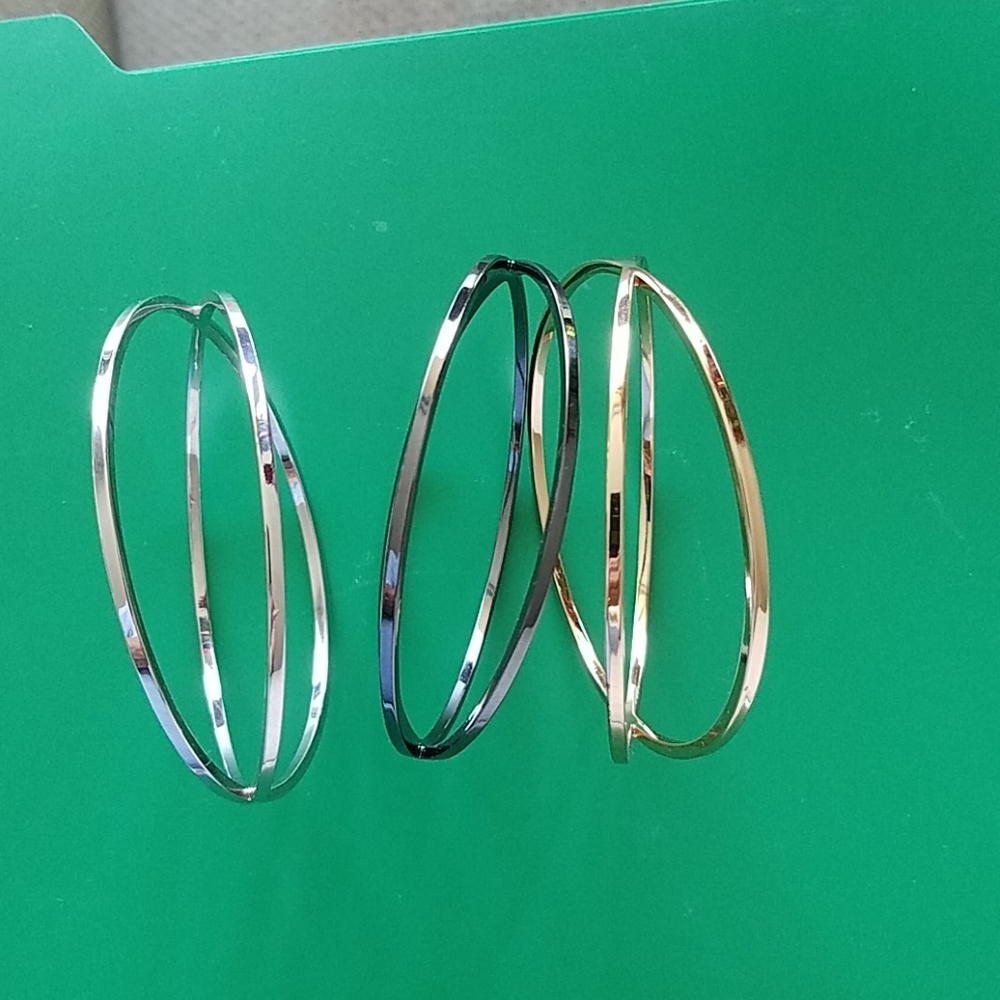 3 metal bracelets. In silver.gold black tone